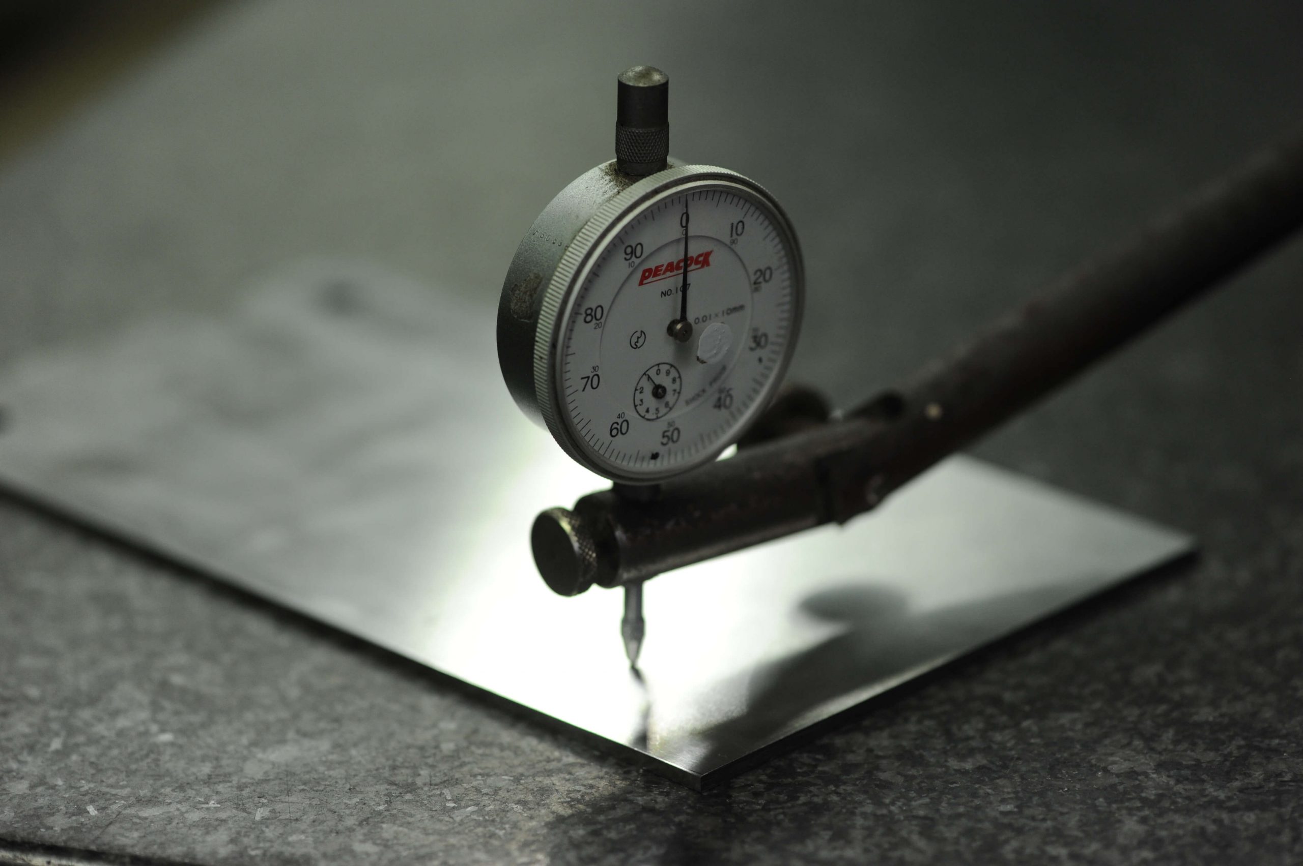Ebenheitsprüfung einer Stahlplatte mittels Messuhr
